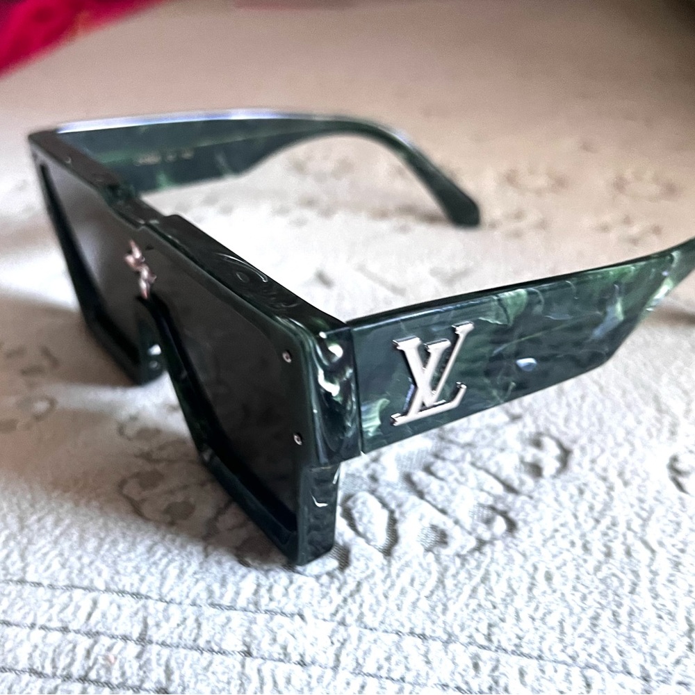Louis Vuitton Cyclon Z1552E Genuine Good Condition No Case - Picture 2 of 5